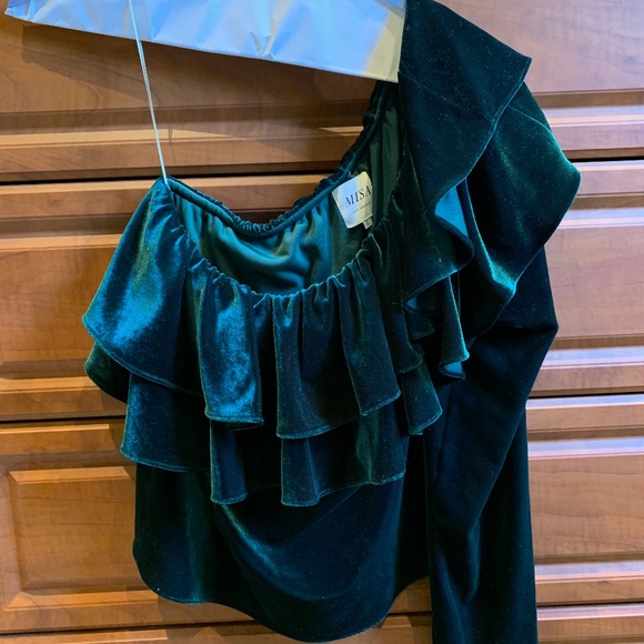 Beautiful One shoulder velvet top - Picture 2 of 3